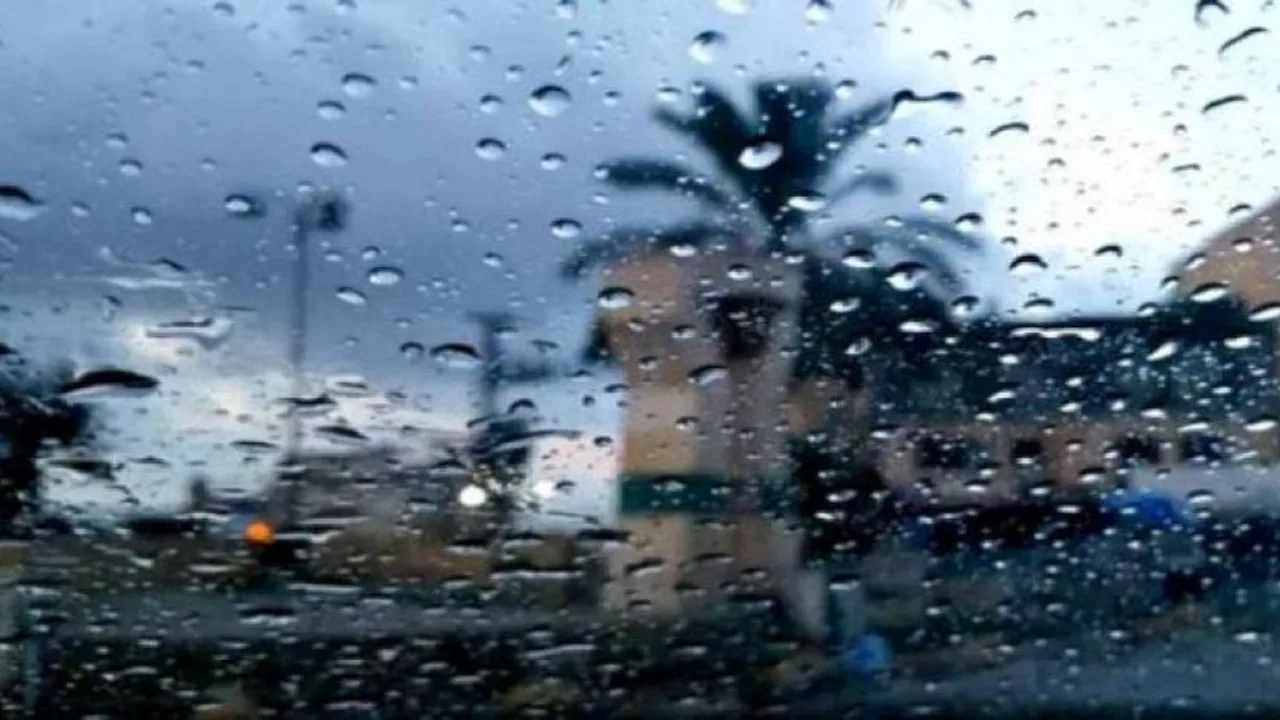 انخفاض ملموس في درجات الحرارة مع توقعات بهطول زخات متفرقة من الأمطار